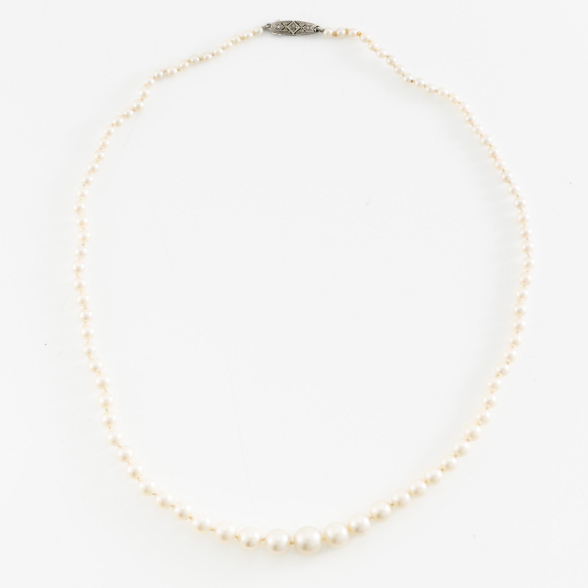 Collier med doserade odlade pärlor lås 18K vitguld med en diamant.