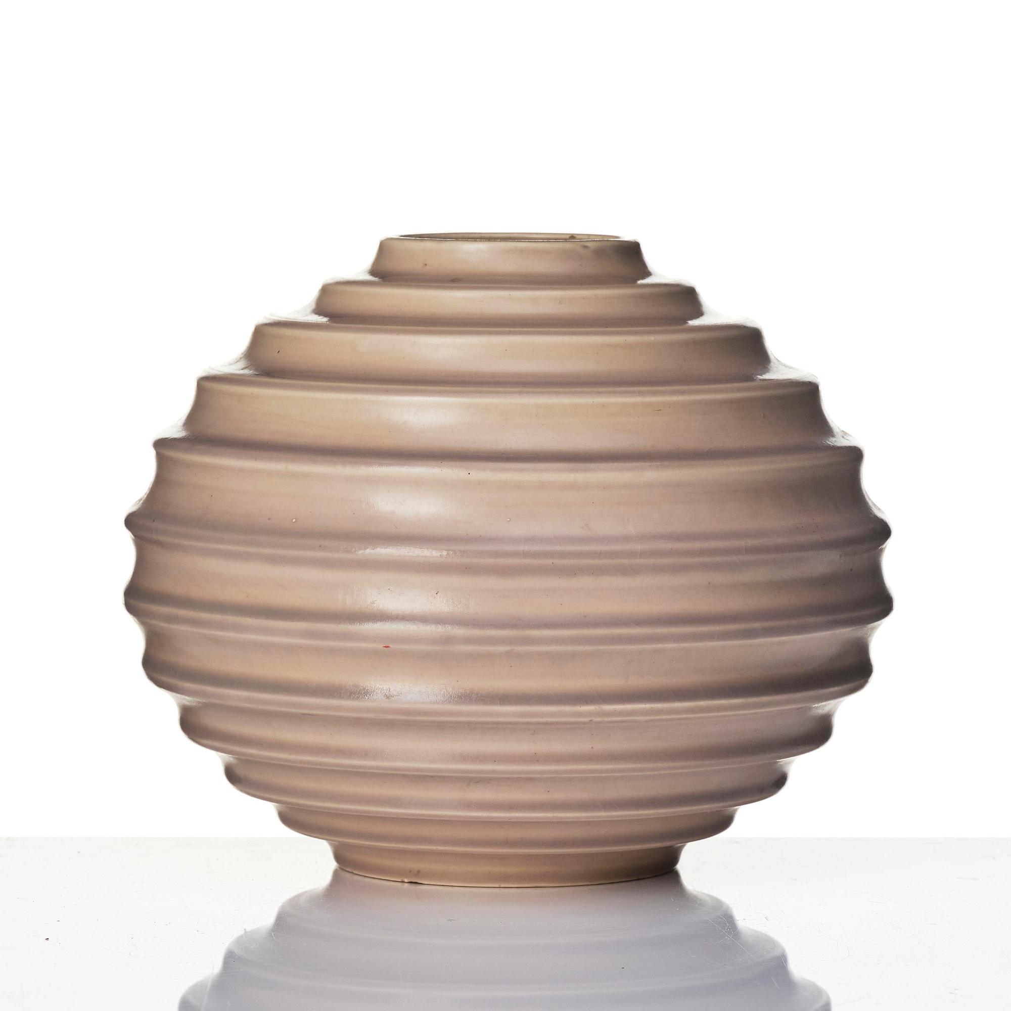 Ewald Dahlskog, a spherical faience vase, model D9/1, Bo Fajans, Gävle, 1930-43.