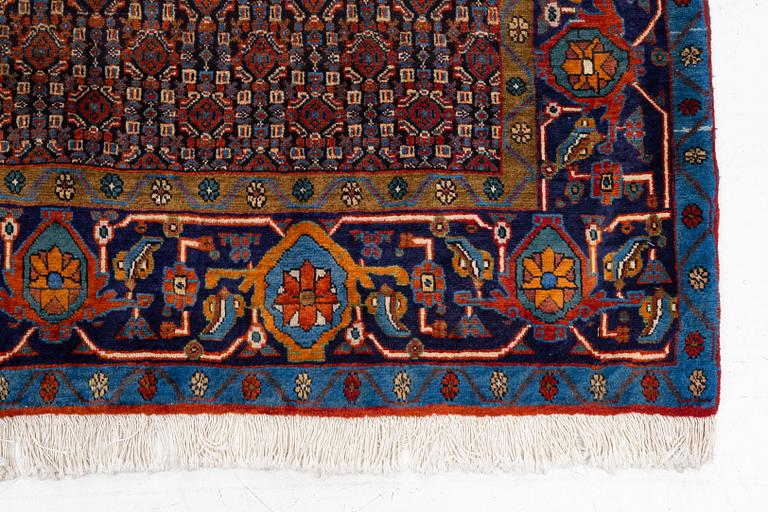 A Senneh carpet approx. 305 x 196 cm.
