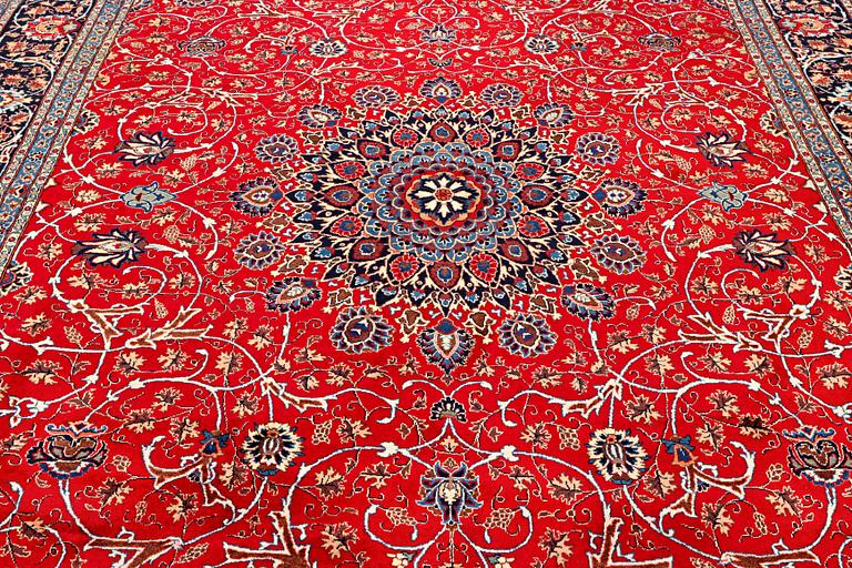 A Kashan carpet, c. 400 x 297 cm.