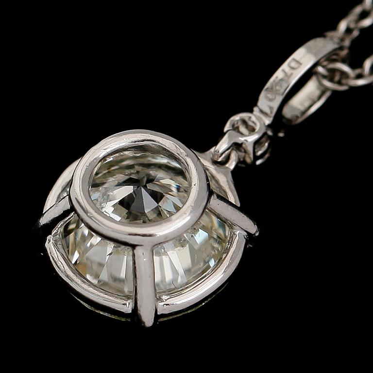 HÄNGE MED KEDJA, solitär briljantslipad diamant 3.30 ct samt mindre briljanter tot ca 0.07 ct.