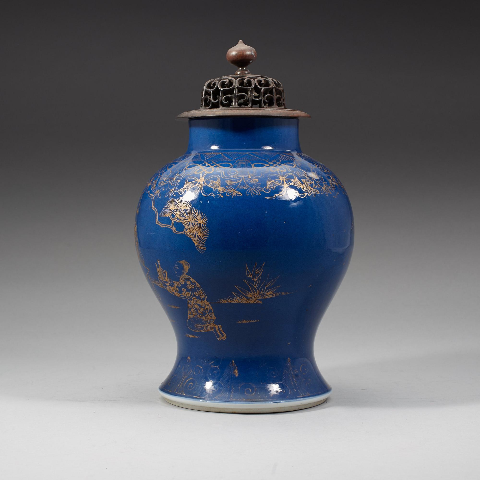 A powderblue vase, late Qing dynasty (1644-1912).