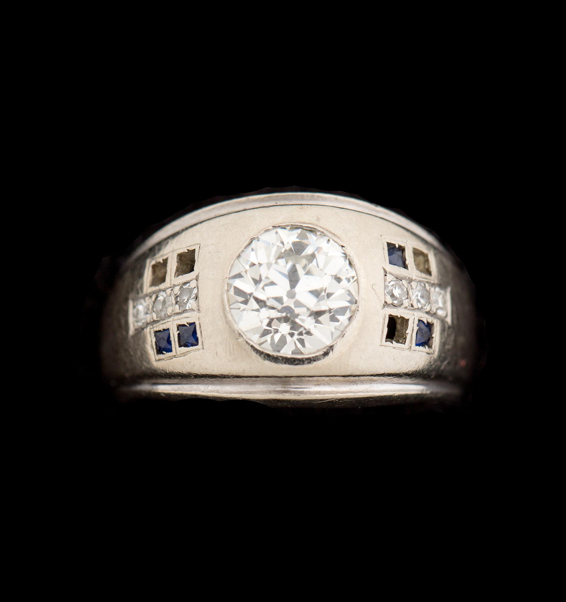 RING, 14 k vitguld med gammalslipad diamant ca 1,30 ct samt safirer. Vikt ca 8,5 g.