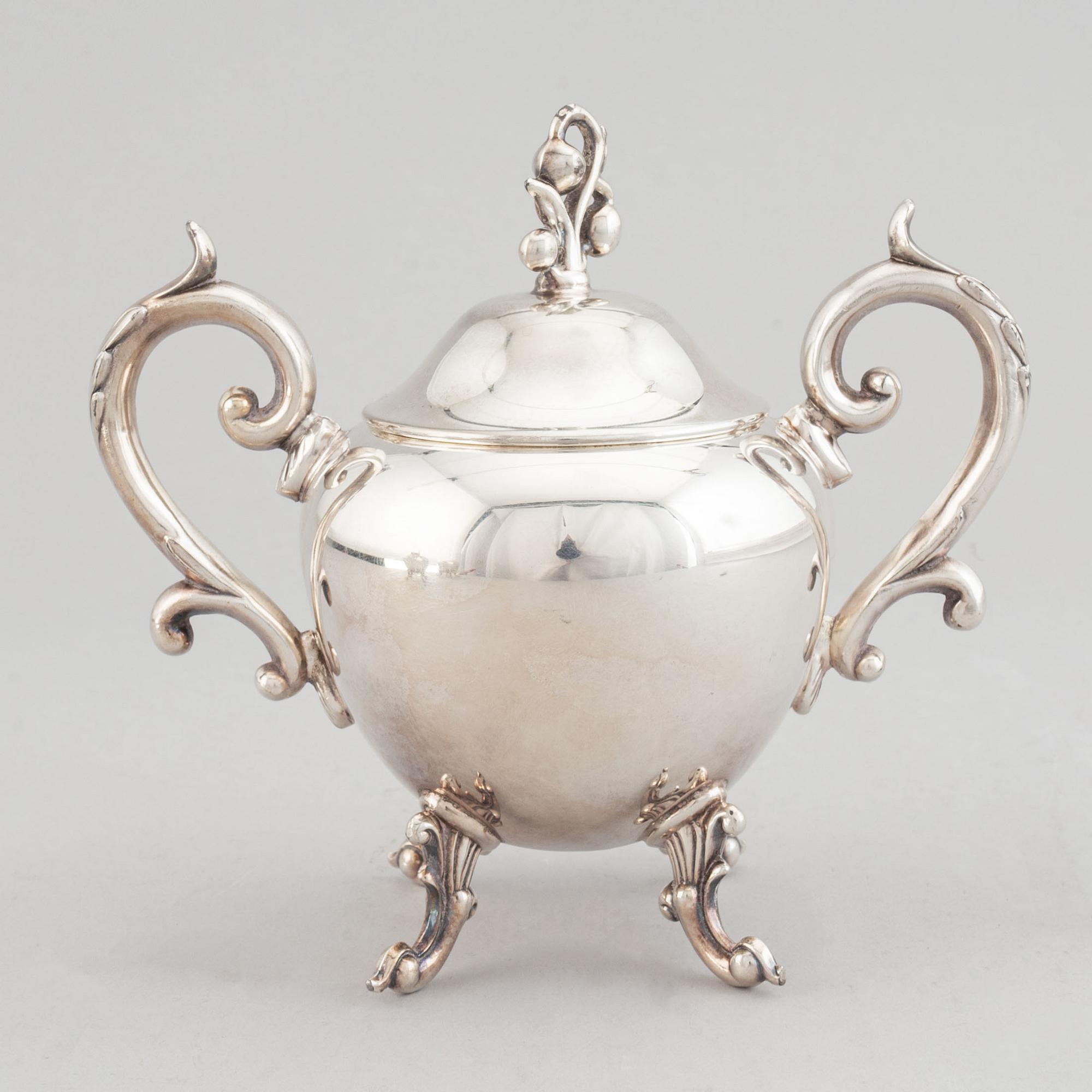 A rococo-style silver plated coffee- and tea service, Birmingham Silver Co, USA, 20th century. (7 pieces).