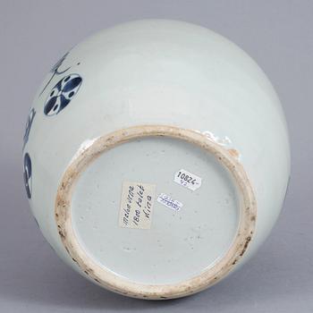 URNA MED LOCK, porslin, Kina 1800-tal.