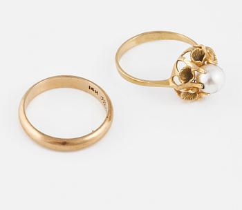 RINGAR, 2 st, 14 respektive 18K guld samt odlad pärla. Vikt 5,5 gram.