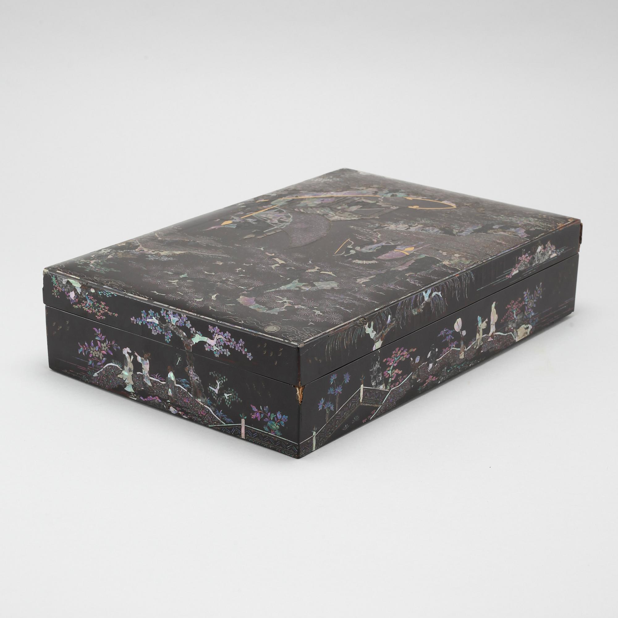 A Chinese lacquered box with cover, early 20th Century.