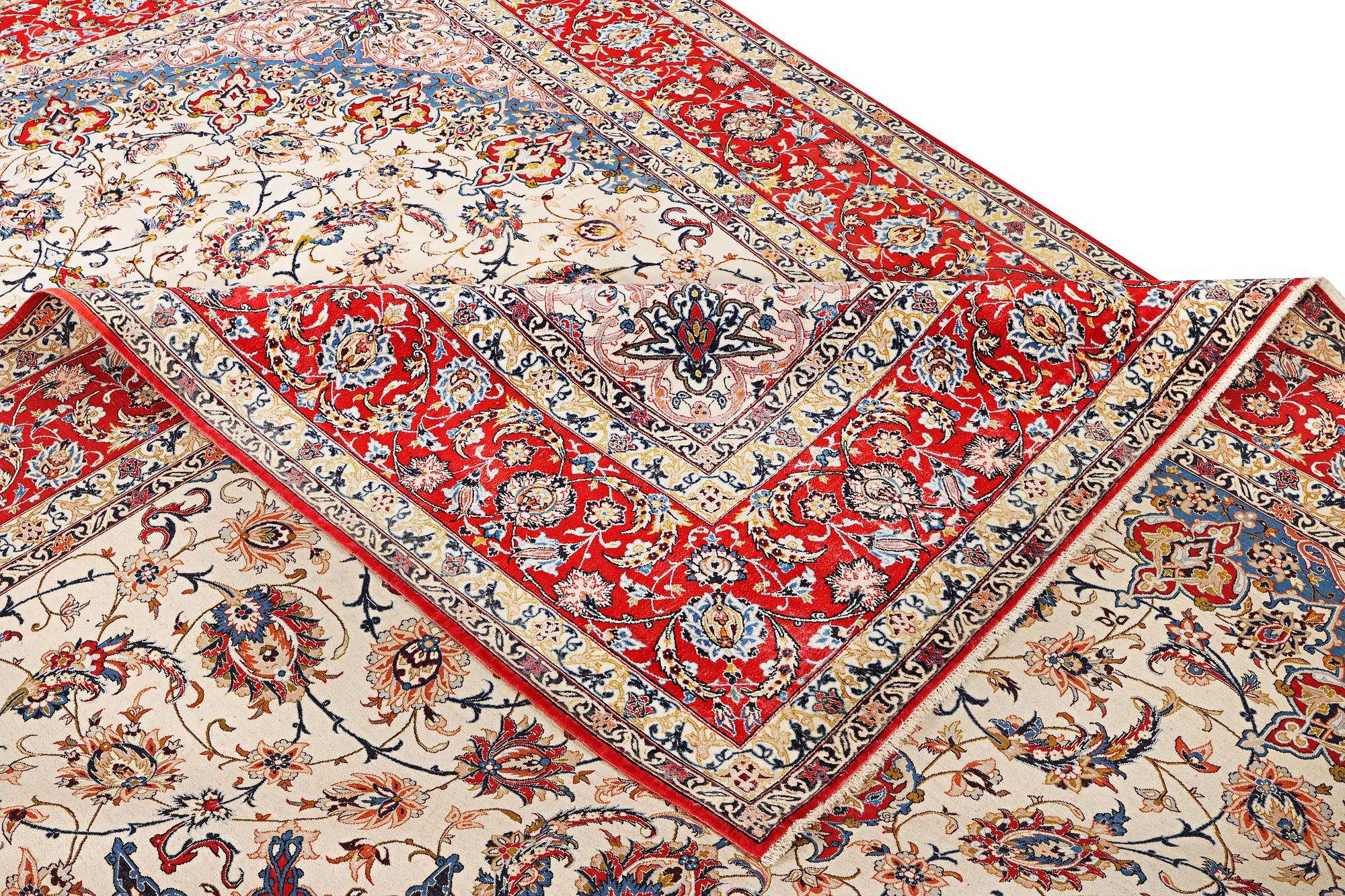 An Esfahan carpet, part silk, ca. 372 x 255 cm.