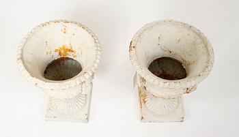 TRÄDGÅRDSURNOR, ett par, gjutjärn 1900/2000-tal.