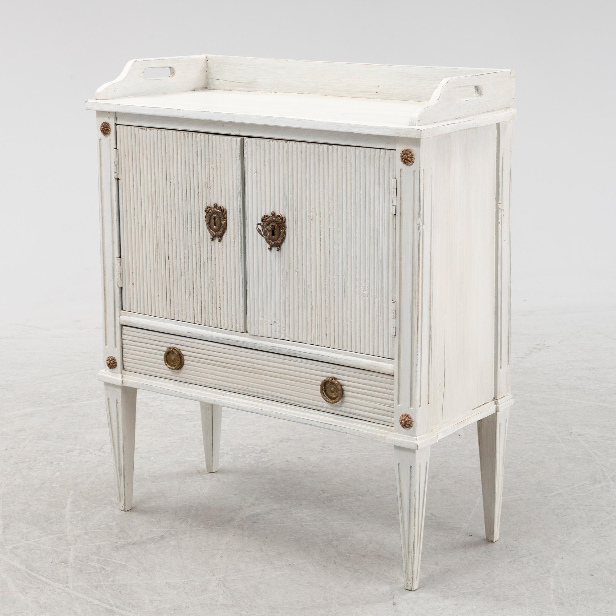 Pottskåp, gustaviansk stil, 1800-tal.