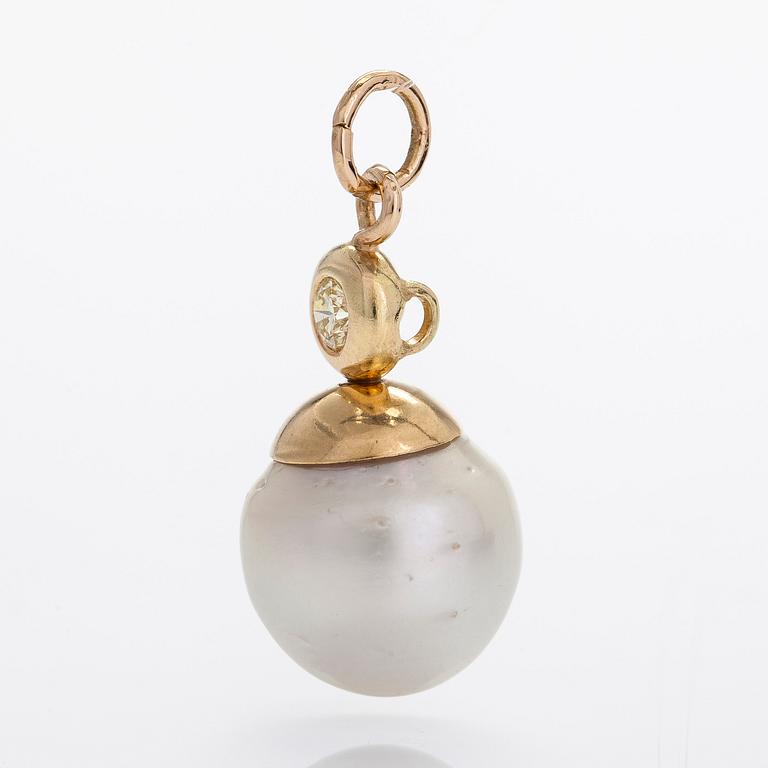 An 18K gold pendant, with a brilliant-cut diamond approximately 0.20 ct and a cultured South Sea pearl.