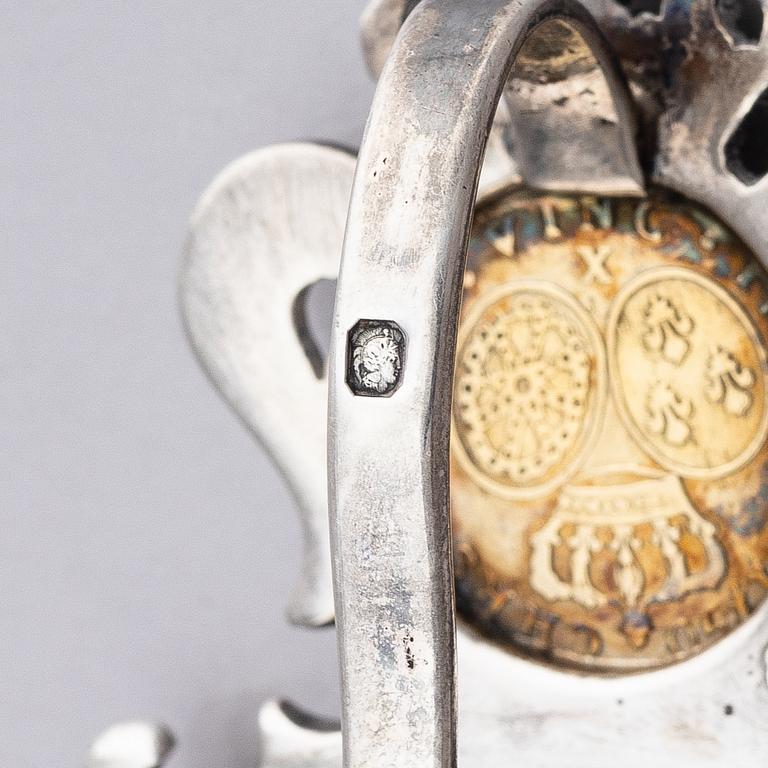 An 18th century French parcel-gilt silver tasse du vin (wine taster).