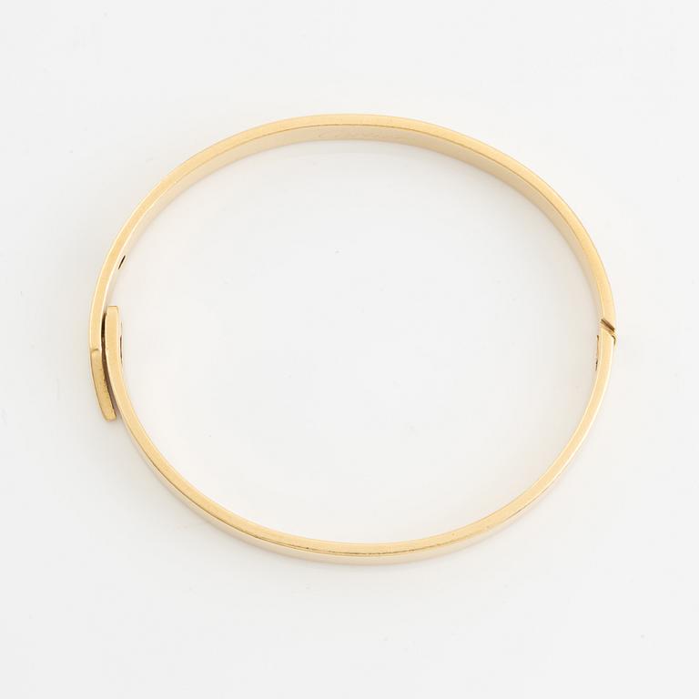 A Cartier "Anniversary Bracelet" in 18K gold set with a round brilliant-cut diamond.