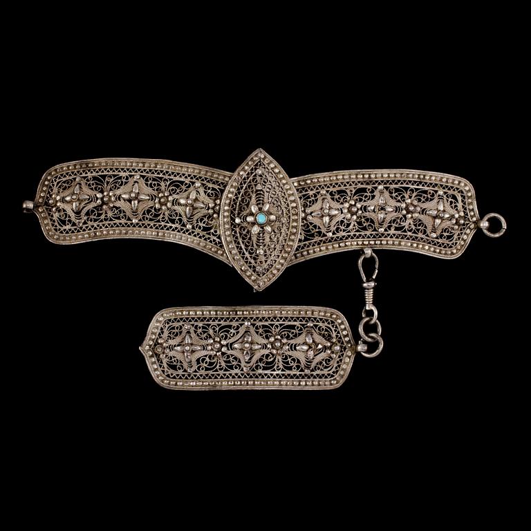 SPÄNNE, silver samt cabochonslipad turkos, Ryssland, 1900-talets början. Vikt 78 g.