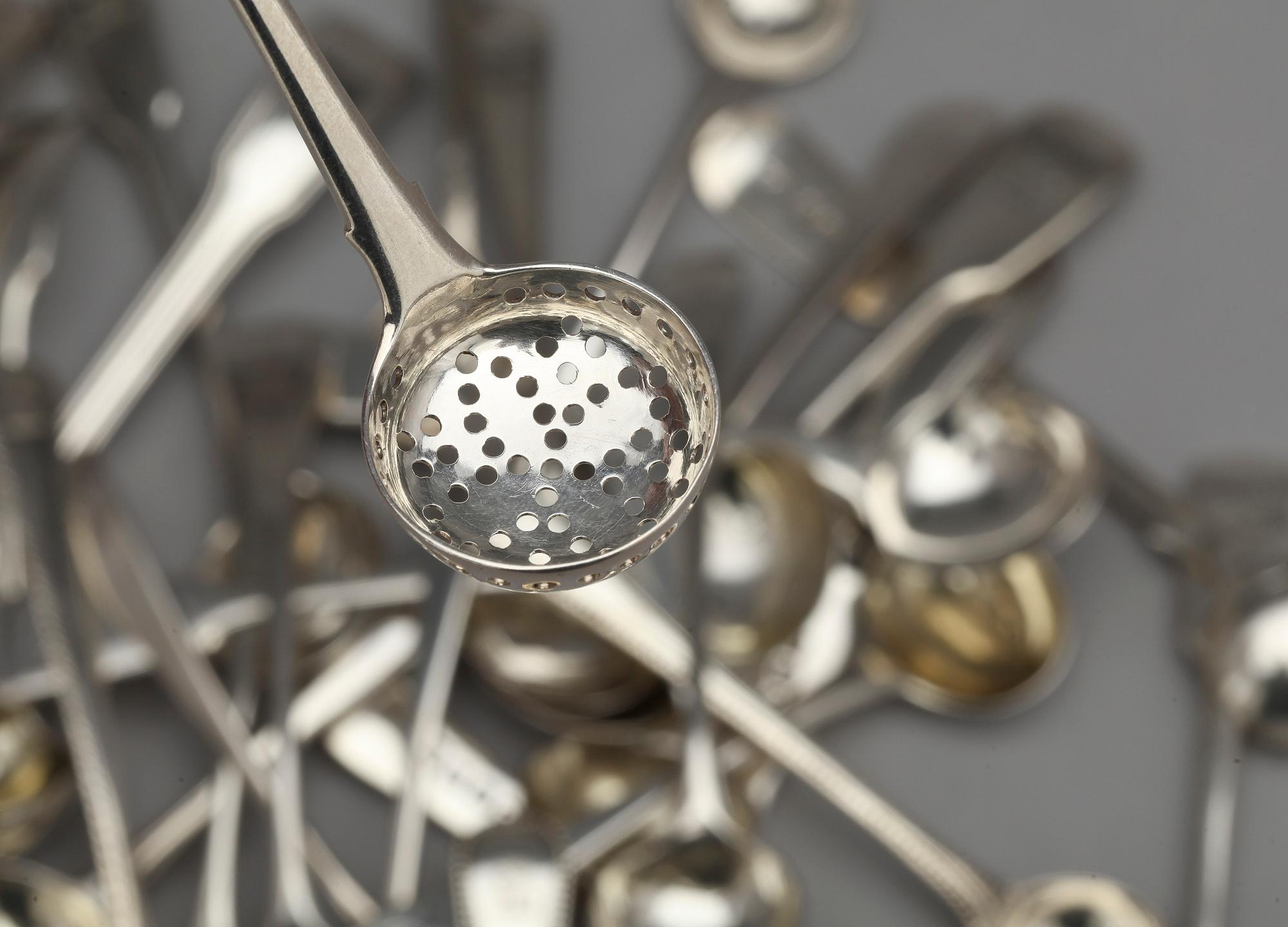 PARTI SKEDAR, ca 47 st, silver, olika tillverkare och städer, mest England, 1700-1800-tal. Totalvikt ca 600 gram.
