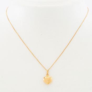Necklace 18K gold with a pendant in the shape of a heart.