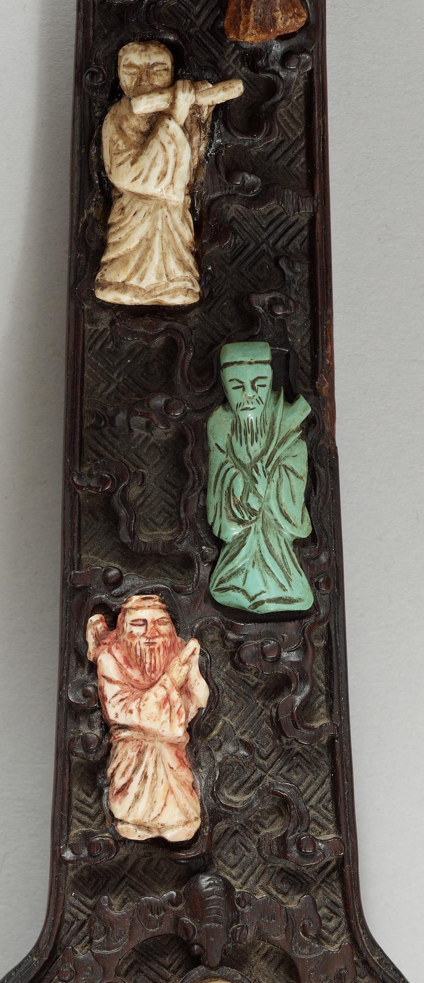 RUYISPIRA, trä med inläggningar av nefrit, korall, turkos och andra stenar. Qing dynastin, troligen Qianlong.