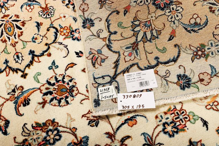 A Kashan carpet, a. 305 x 195 cm.