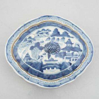 Servisdelar, sju stycken, porslin, Kina, Qingdynastin, 1800-tal.