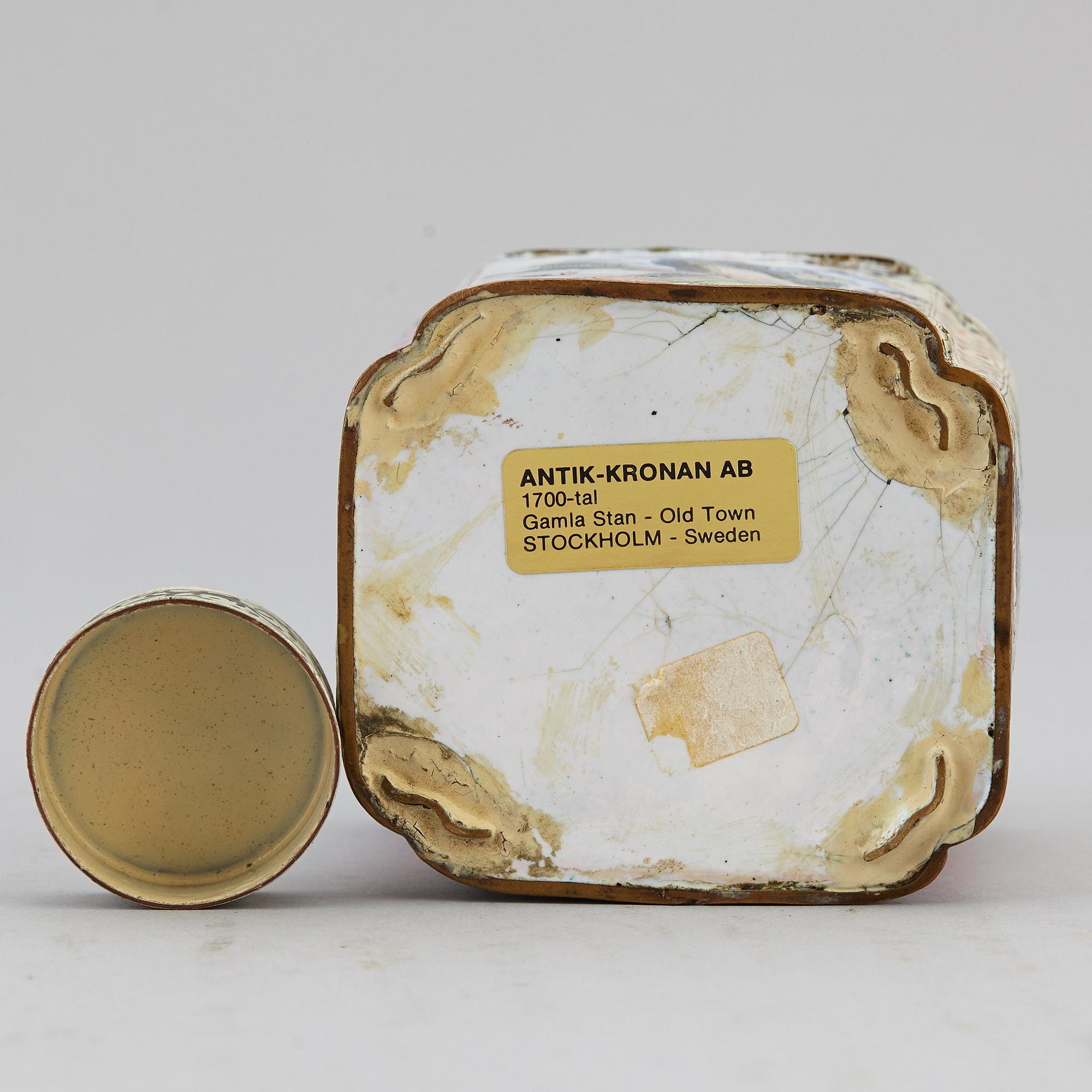 An enamelled caddy with cover and a dish, Qing dynasty, 18th century.