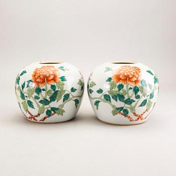 A pair of famille rose jars with covers, late Qing dynasty.