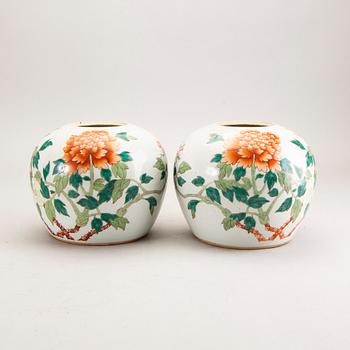 A pair of famille rose jars with covers, late Qing dynasty.