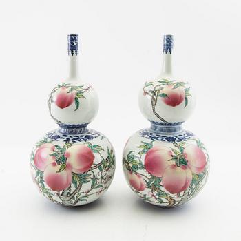 A pair of porcelain vases, China, second half of the 20th century.