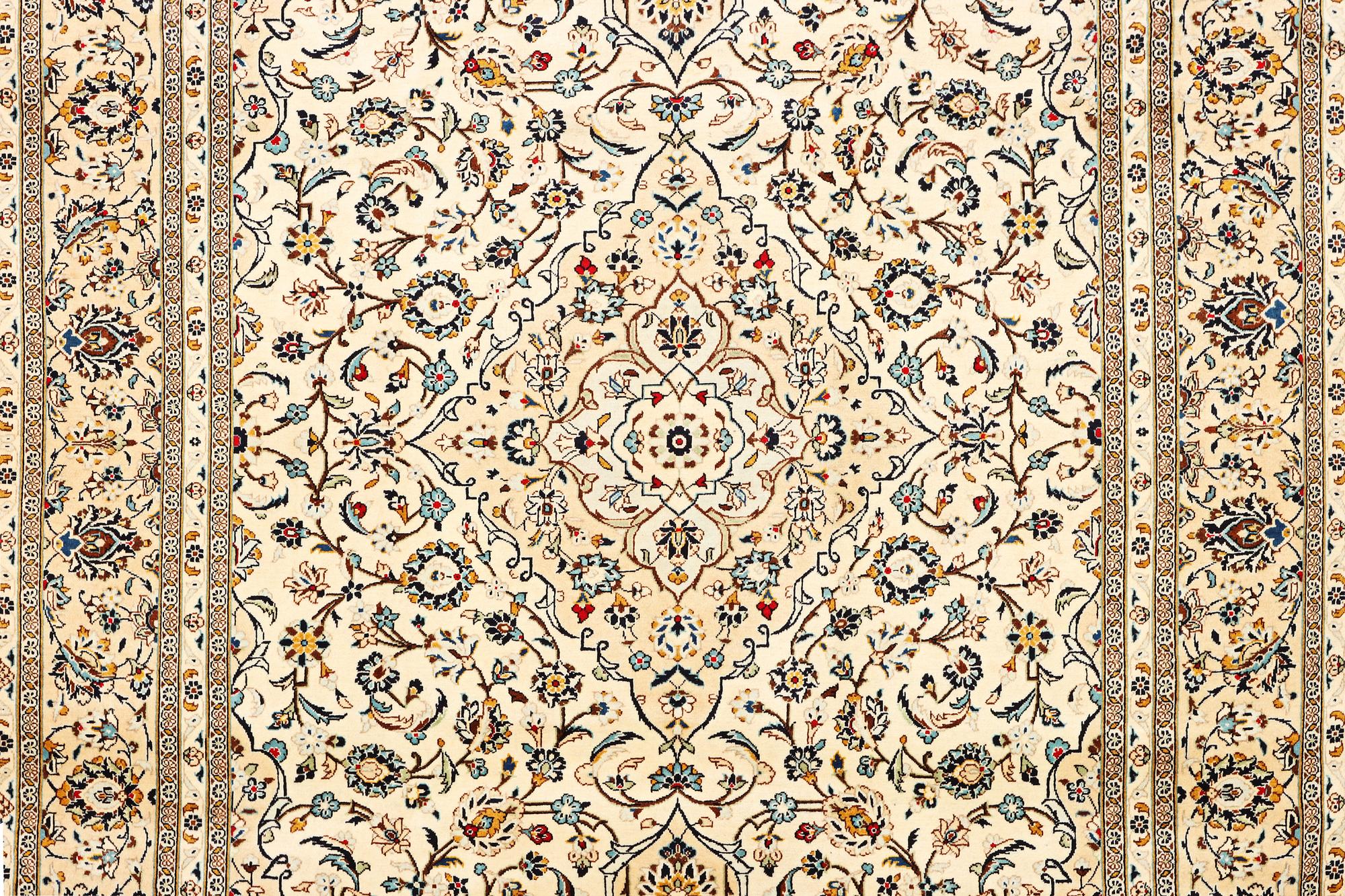 A Kashan carpet, c. 353 x 244 cm.
