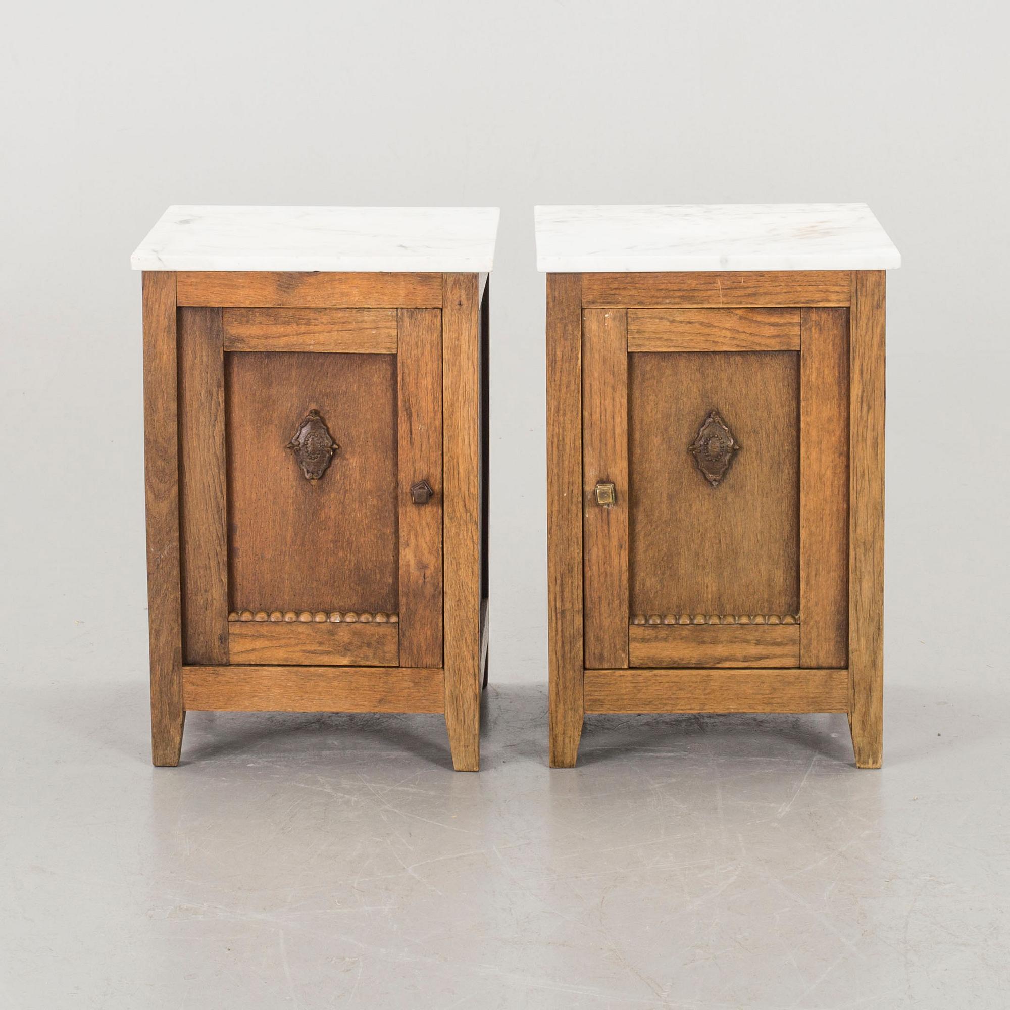 A PAIR OF BEDSIDE TABLES.