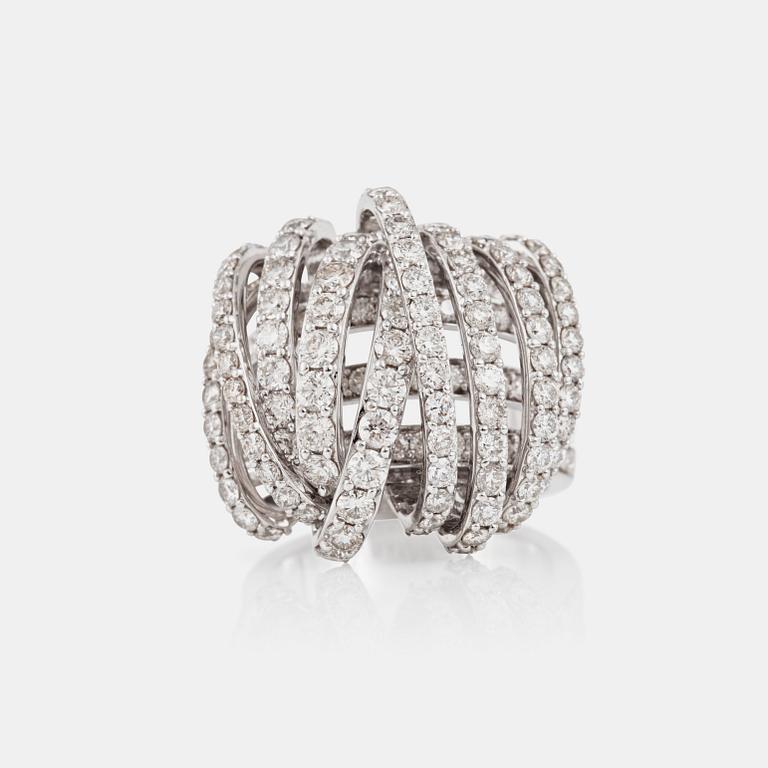 A diamond, circa 4.04 cts, ring.