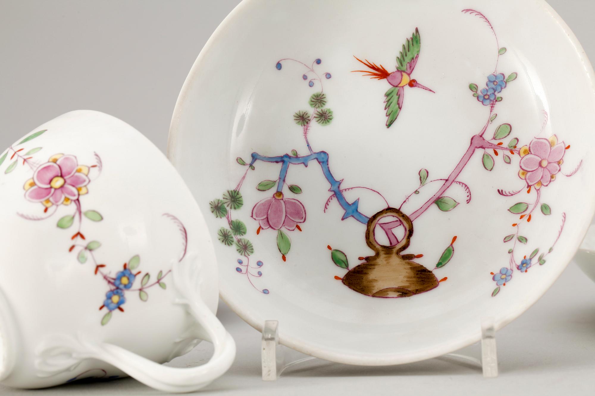 KOPPAR MED FAT, 5 st, porslin, bl a Paris och Meissen, 1700-1800-tal.