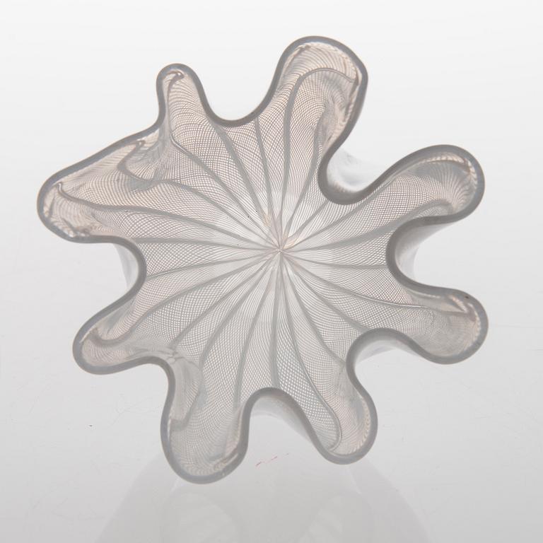 PAOLO VENINI, NÄSDUKSSKÅL, 'Fazzoletto', glas, signerad Venini Murano Italia.