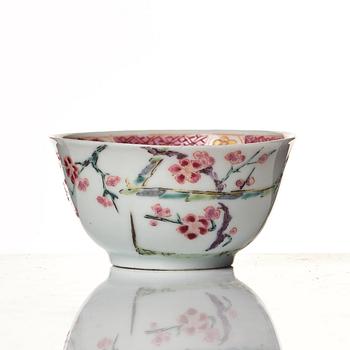 A famille rose tea pot with cover and cups with stand, Qing dynasty, 18th Century.