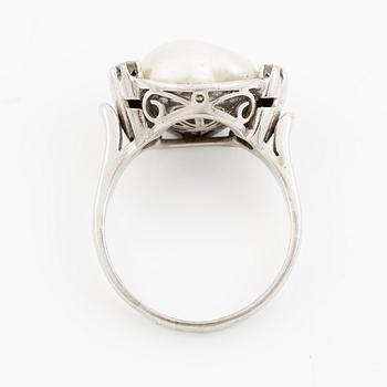 Ring 18K vitguld med pärla och runda briljantslipade diamanter.