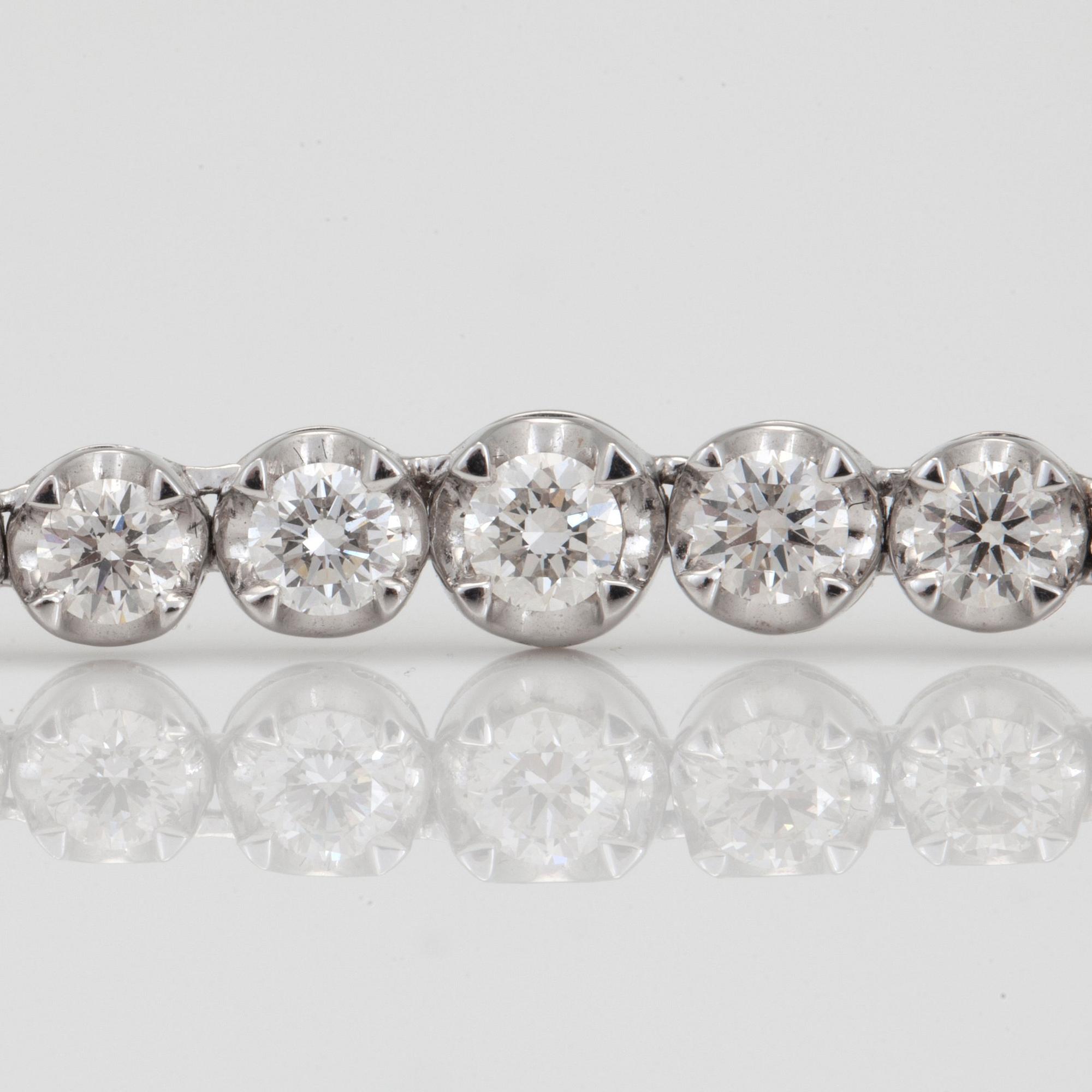 COLLIER med briljantslipade diamanter totalt ca 7,04ct enl gravyr.