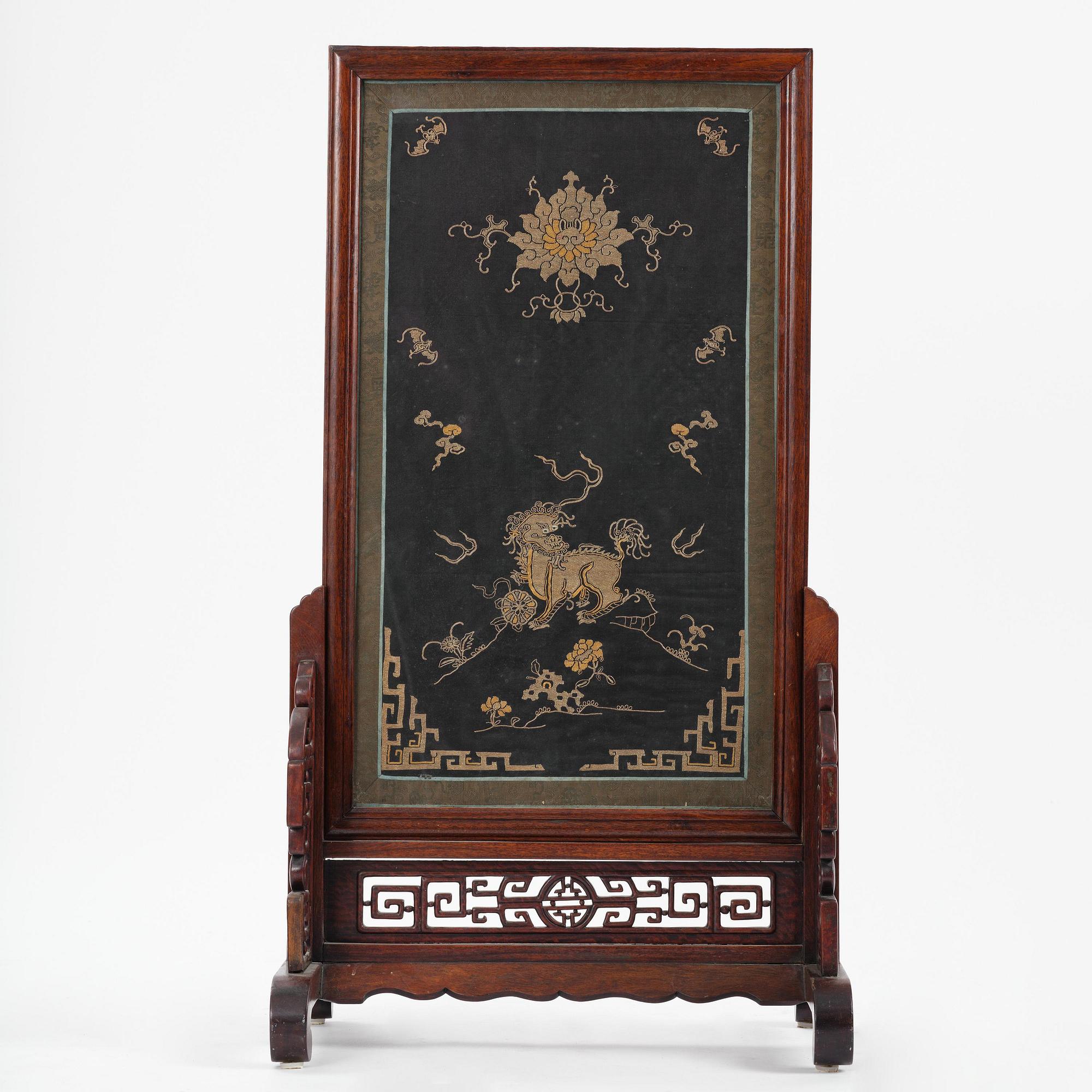 A silk embroidery in a table screen, Qing dynasty.