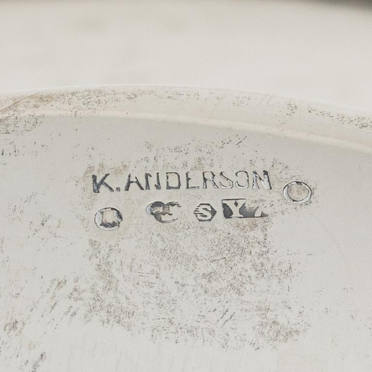 Skål, kanna och etui.