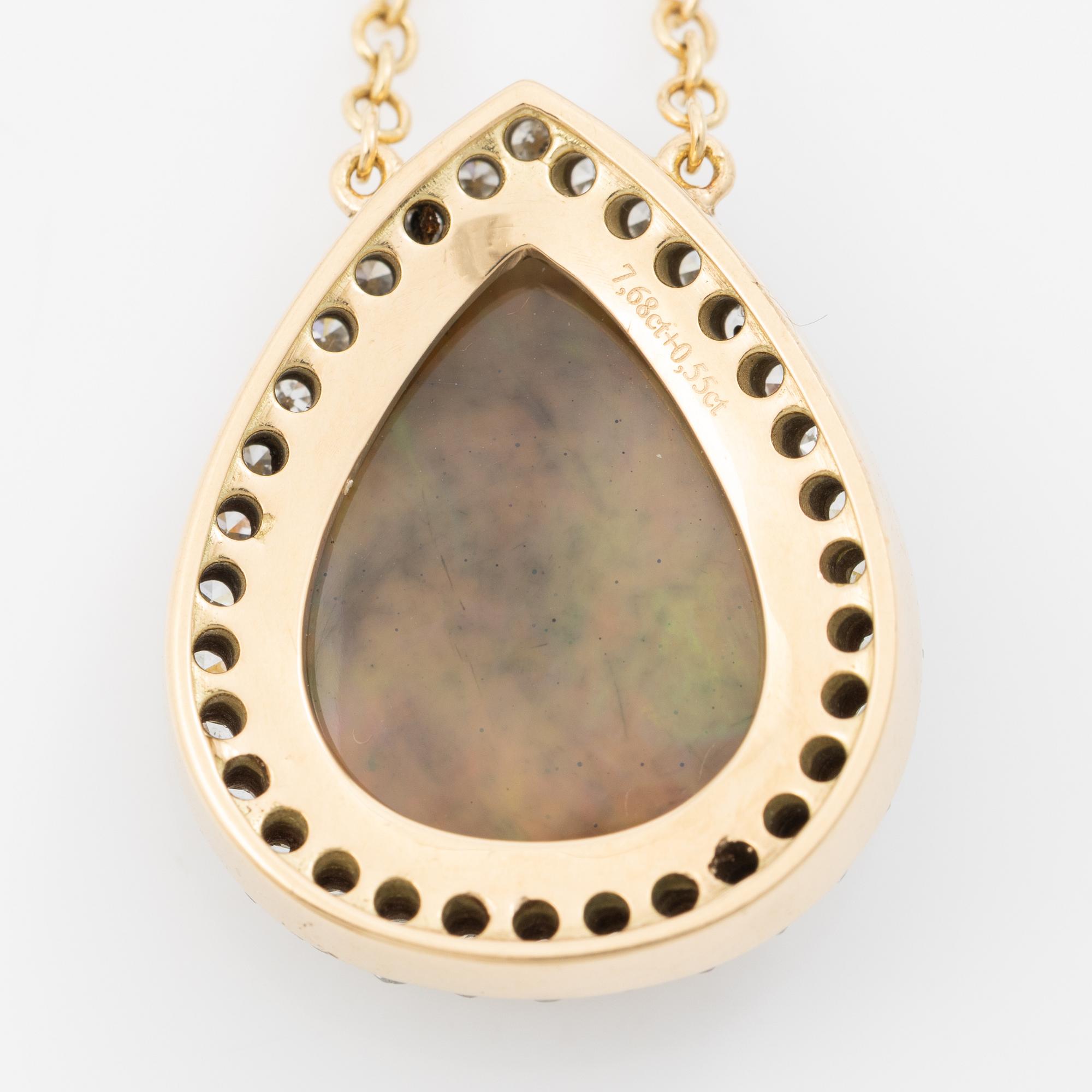 Necklace in 18K gold with a drop-shaped opal and octagon-cut diamonds.