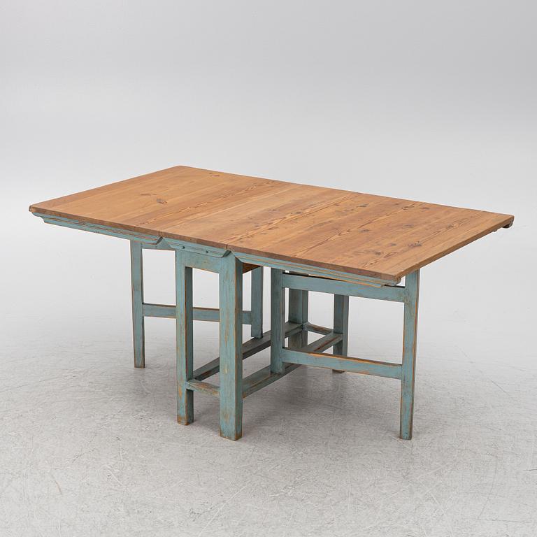 A drop-leaf table, 19th century.
