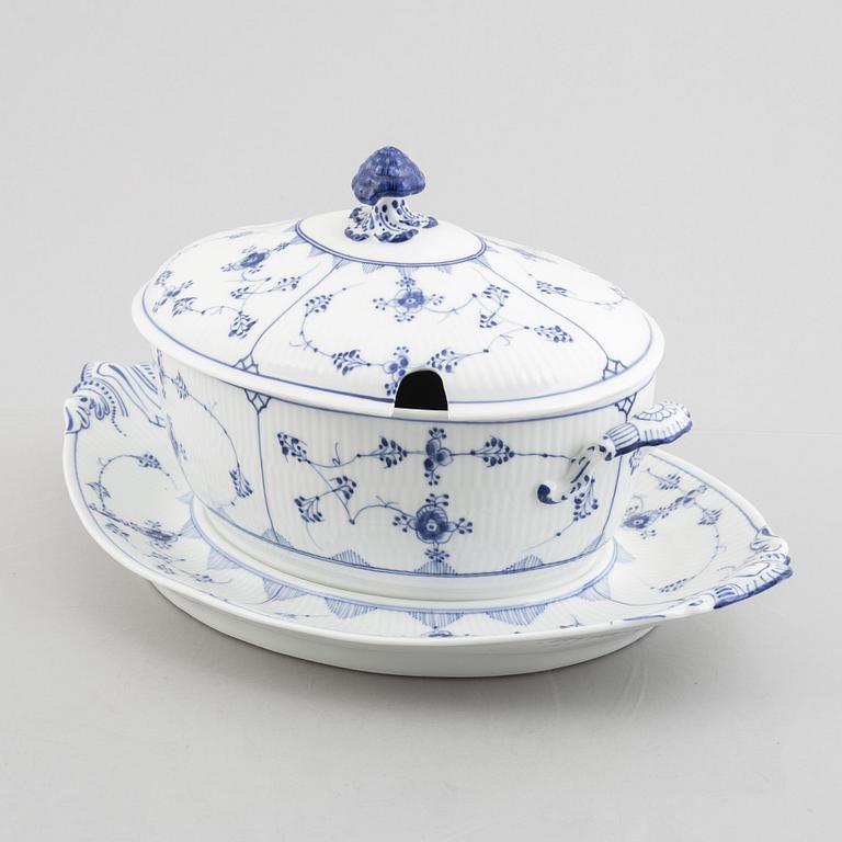 A Royal Copenhagen musselmaalet tureen with cover and stand, plain fluted, 1894-1900. Model 361.