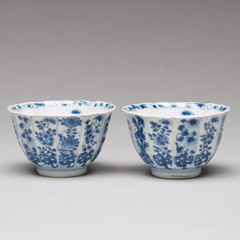 Six (2+2+2) blue and white cups with five (2+2+1) dishes, Qing dynasty, Kangxi (1662-1722).