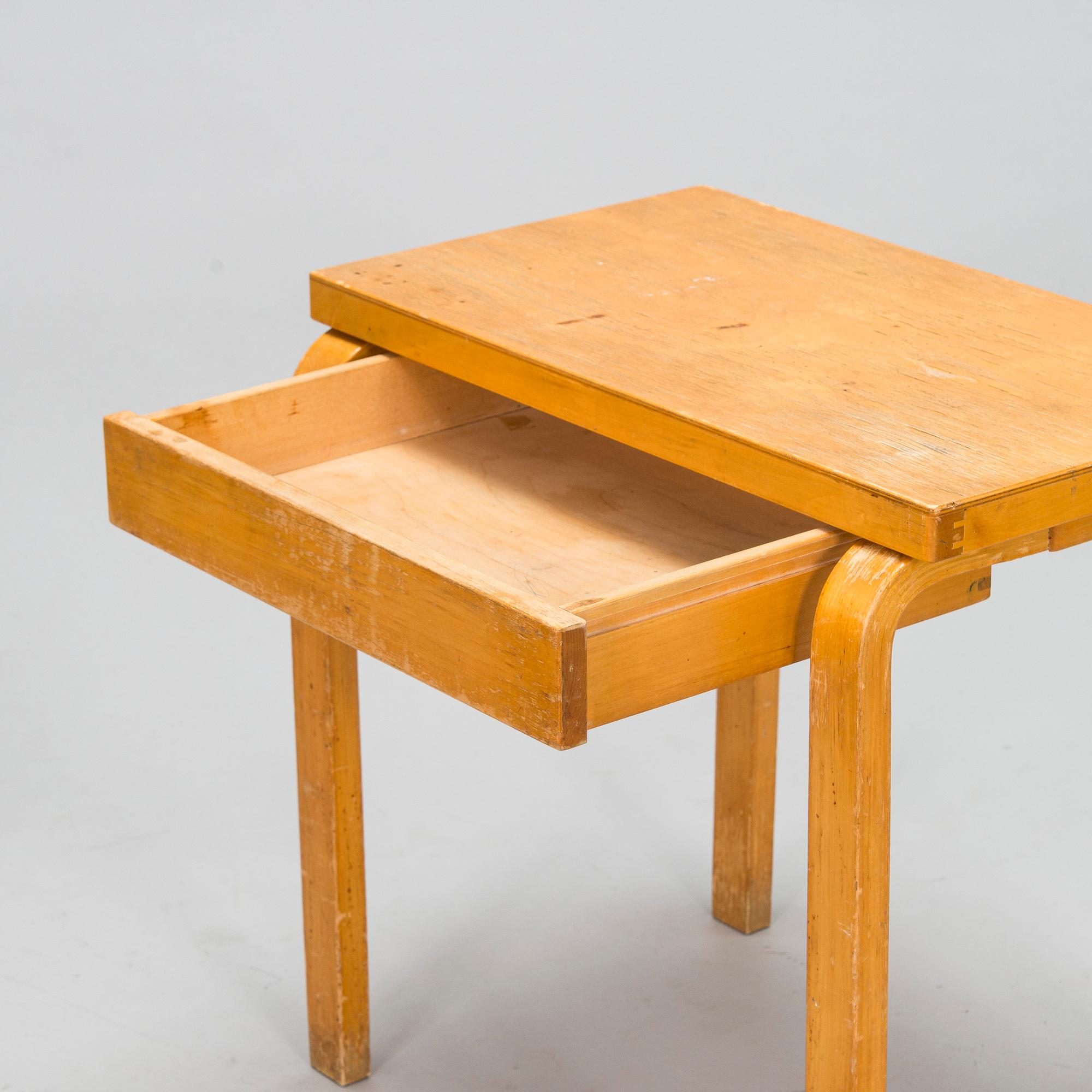 Alvar Aalto, bord och pall 60 för O.Y. Huonekalu-ja Rakennustyötehdas A.B. tidigt 1950-tal.