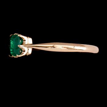 RING, 14 k guld, grön sten. Total vikt ca 2 g.