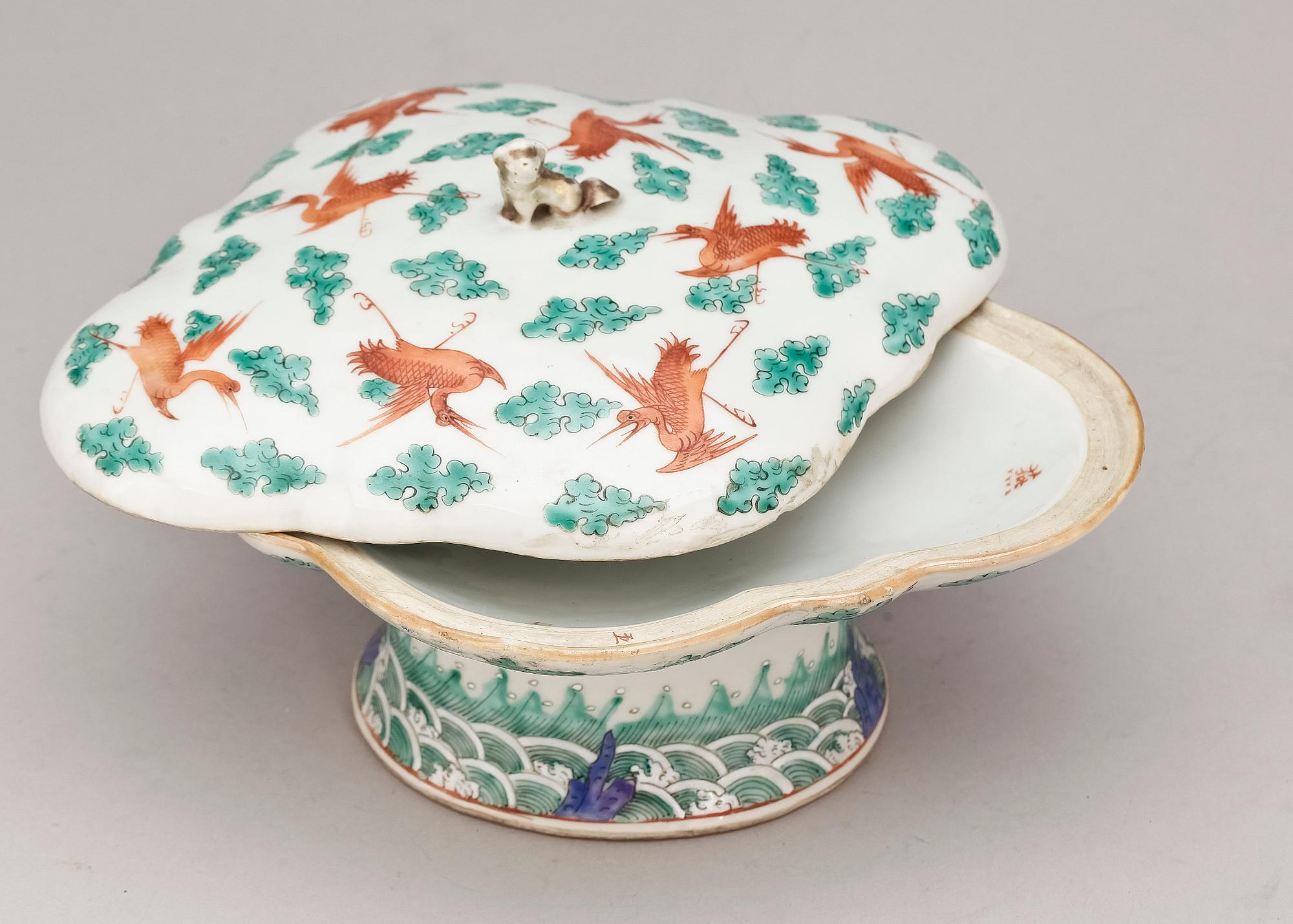 SKÅLFAT MED LOCK, porslin, Kina, 1800-tal.