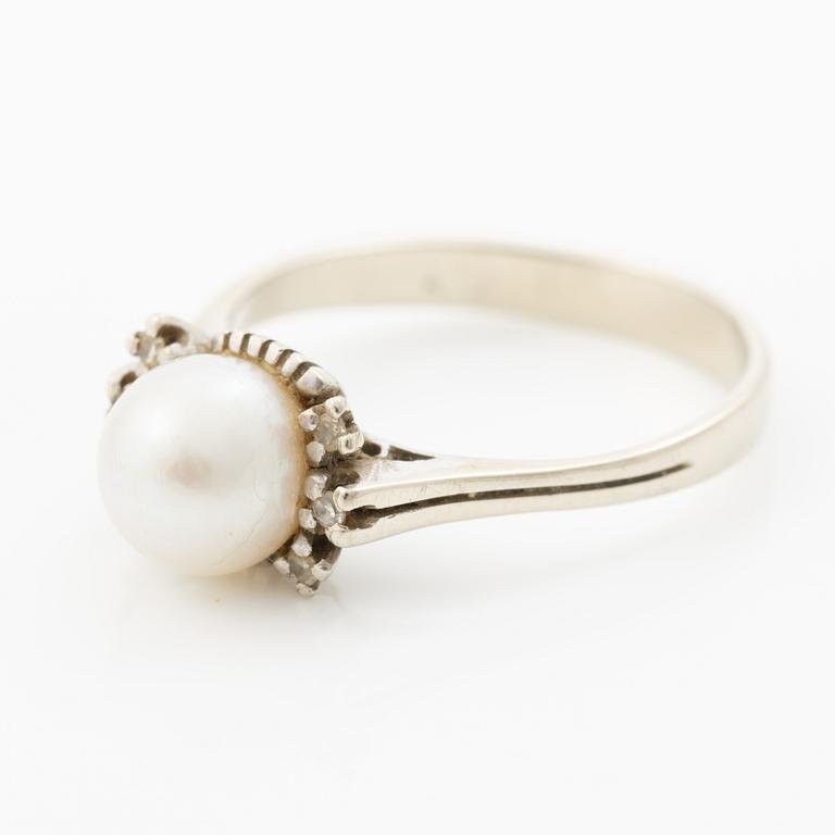 18K white gold ring with a cultured pearl and small diamonds.