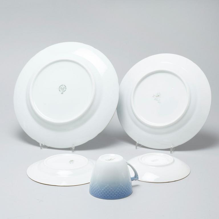 80 pieces of porcelain tableware from Bing & Gröndahl, model "Måsen", second half of the 20th century.