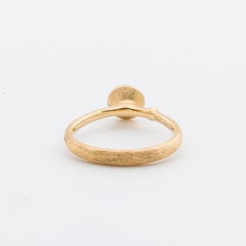 OLE LYNGGAARD, RING "LOTUS" 18K guld cabochonslipad akvamarin.