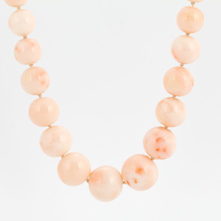 COLLIER, whith white/ light pink coral beads.