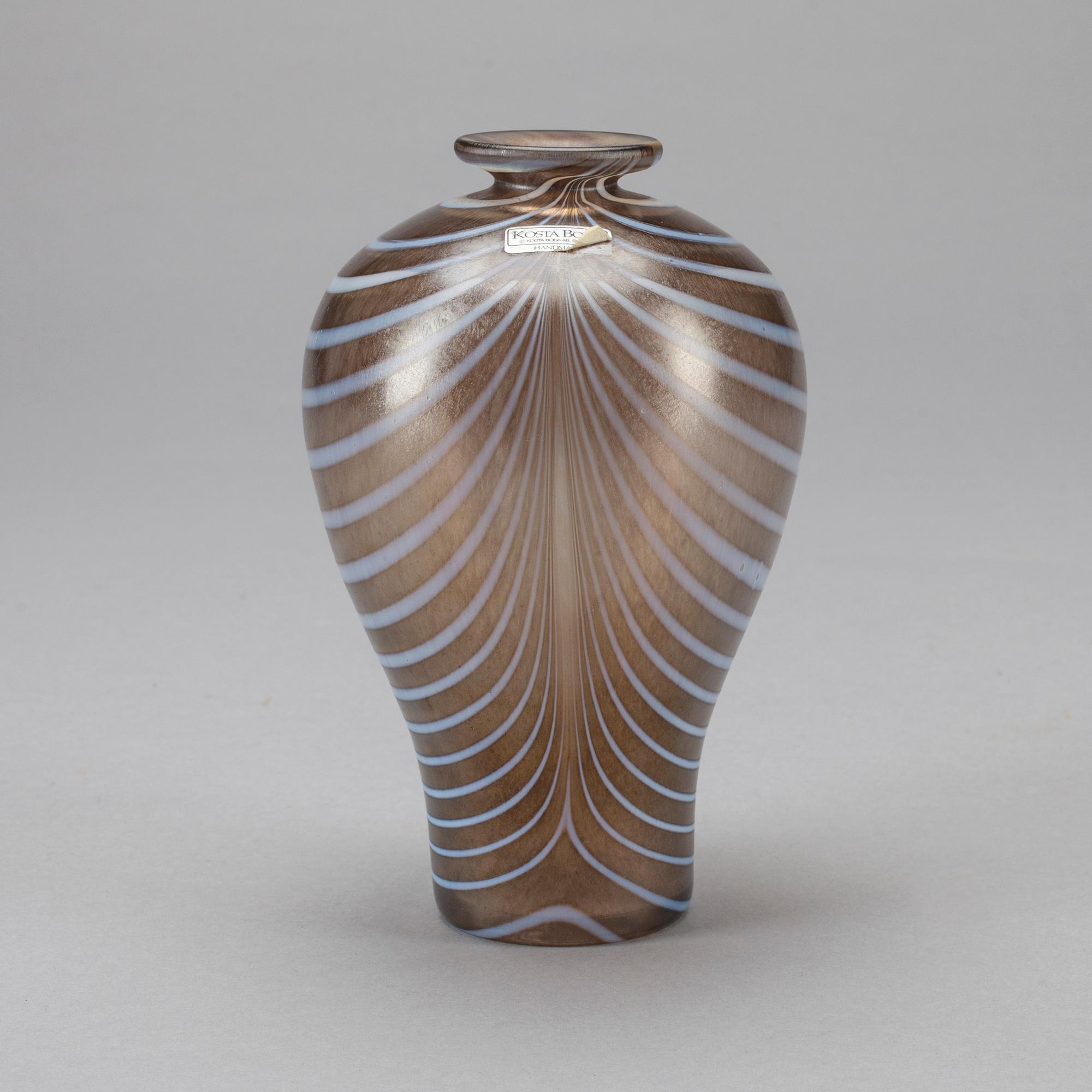 VAS, glas, signerad B Vallien, märkt Artist coll och numrerad 48468, Kosta Boda.