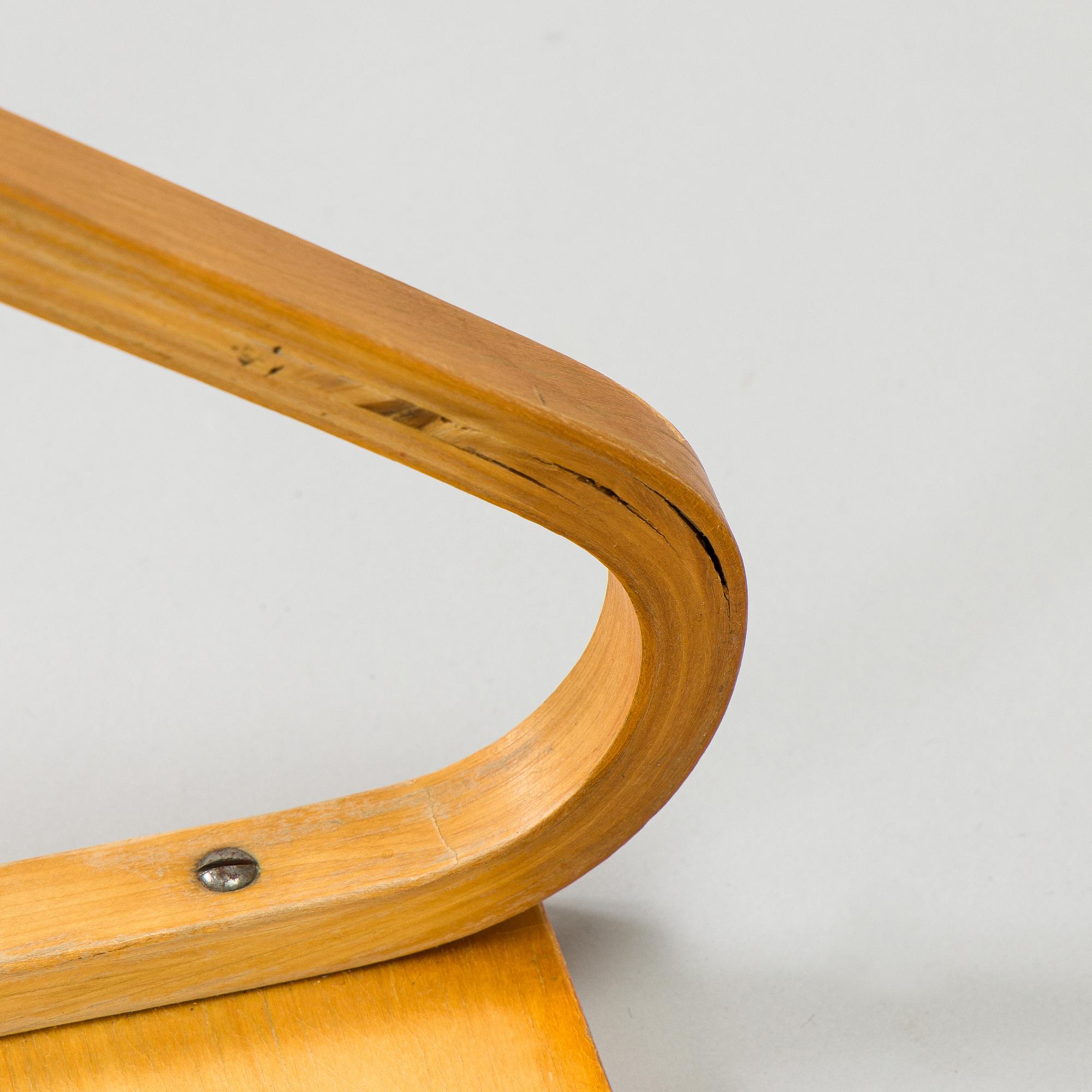Alvar Aalto, vägghyllor, 2 st, modell 112A för O.Y. Huonekalu- ja Rakennustyötehdas A.B. 1900-talets mitt.